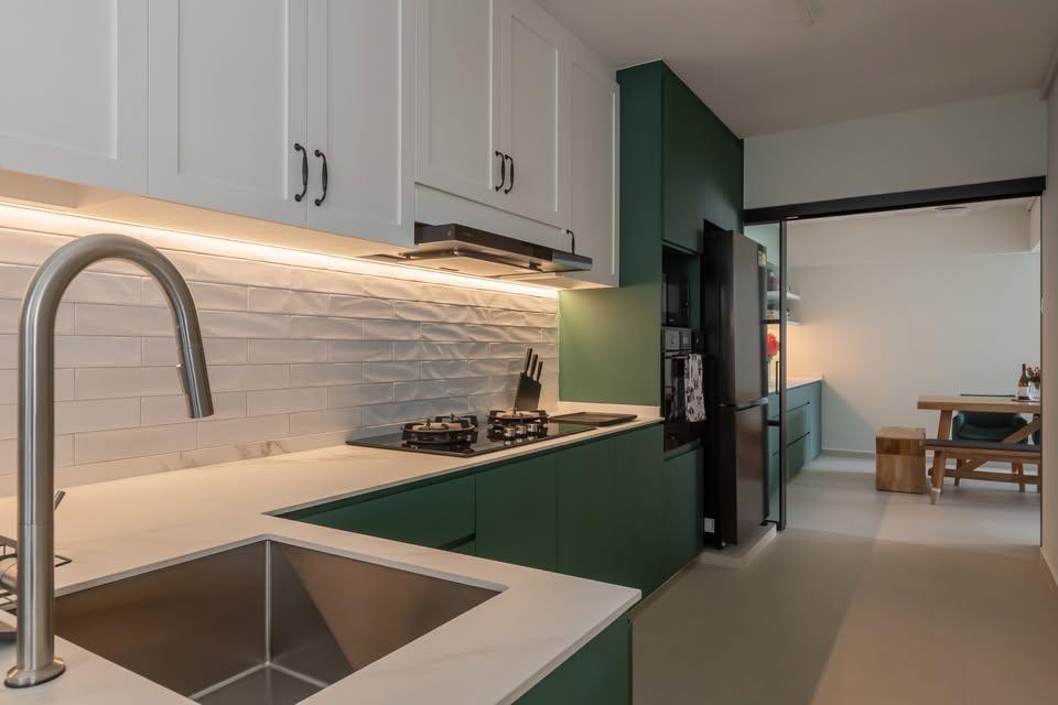 Modern Kitchen with Kitchen Backsplash and Kitchen Tap