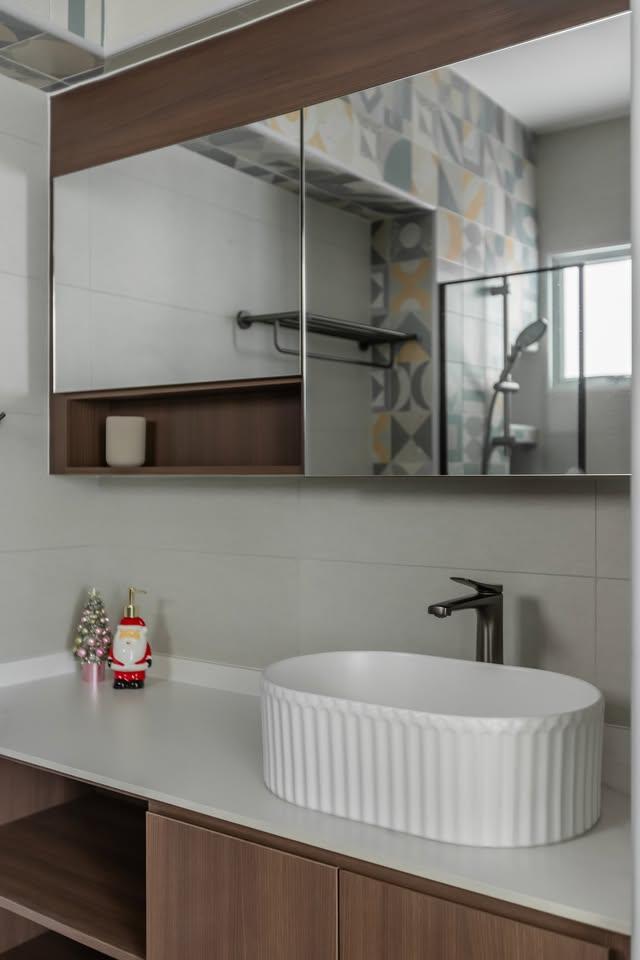 Modern Bathroom with Mirror and Bathroom Storage
