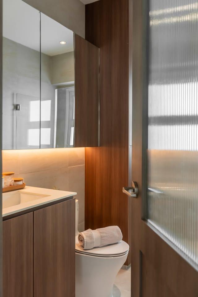 Modern Bathroom with Mirror and Bathroom Storage