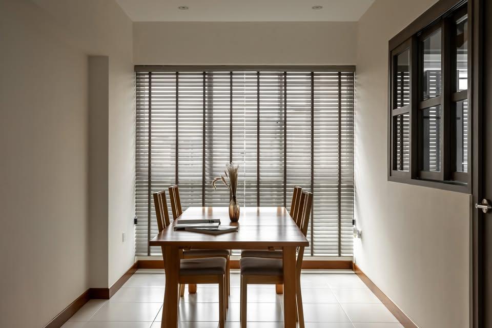 Modern Dining Room with Dining Table and Dining Chairs