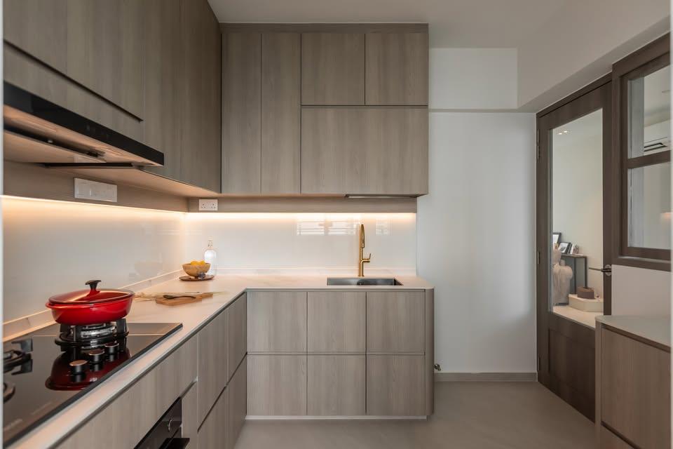Modern Kitchen with Kitchen Island and Kitchen Cabinets