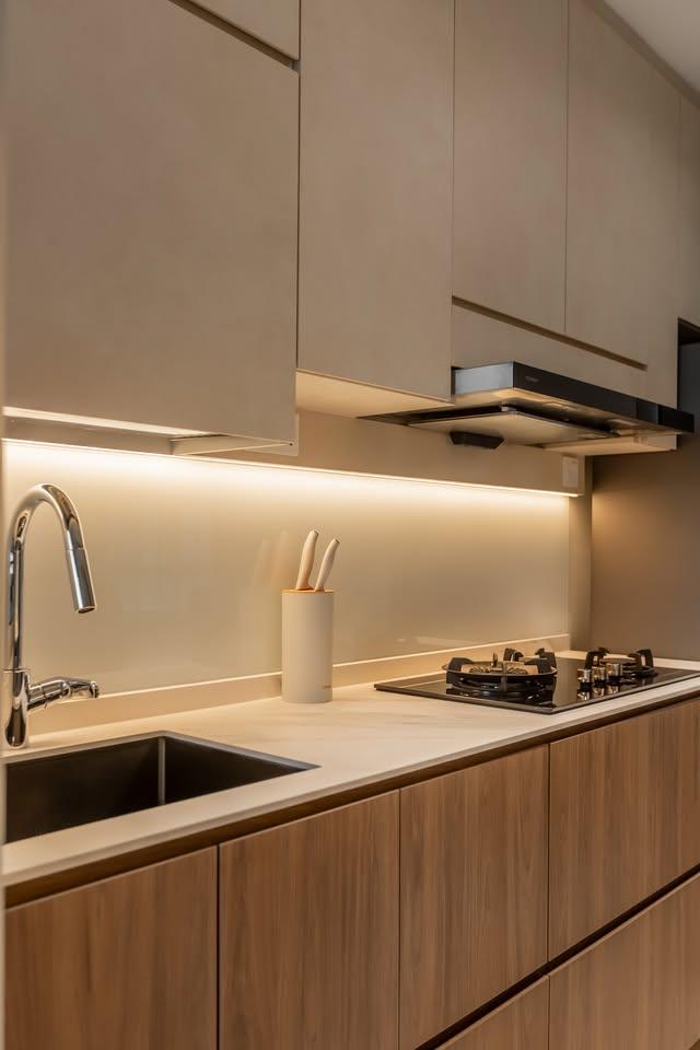 Modern Kitchen with Kitchen Backsplash and Kitchen Accessories