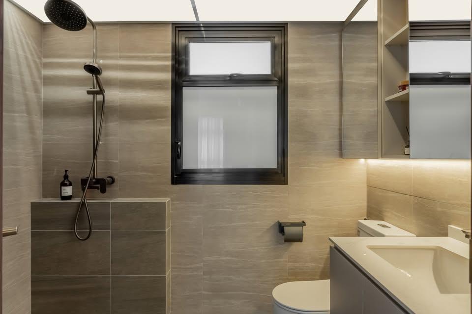 Modern Bathroom with Mirror and Rainshower