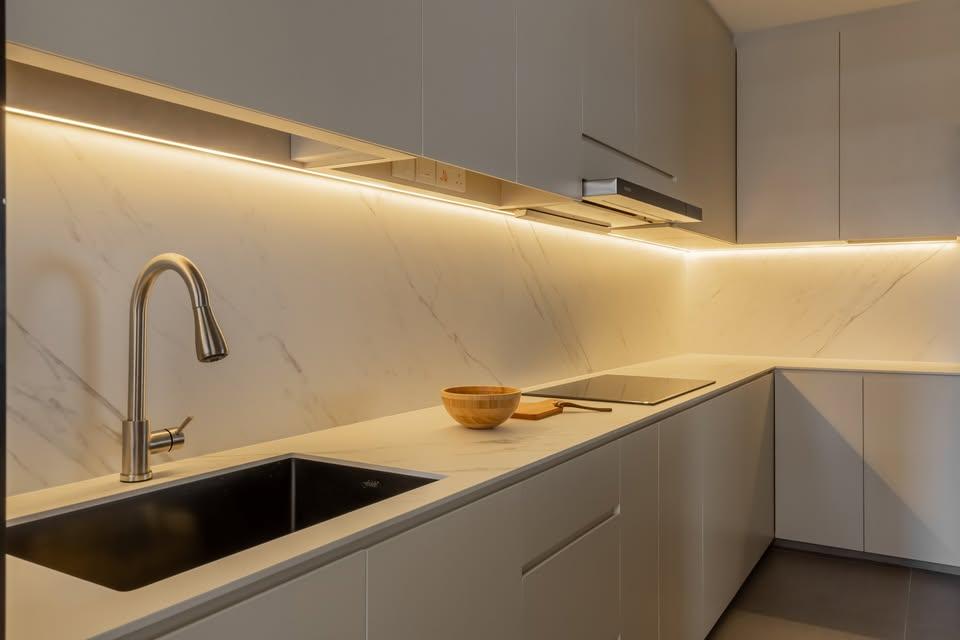 Modern Kitchen with Kitchen Tap and Kitchen Cabinets