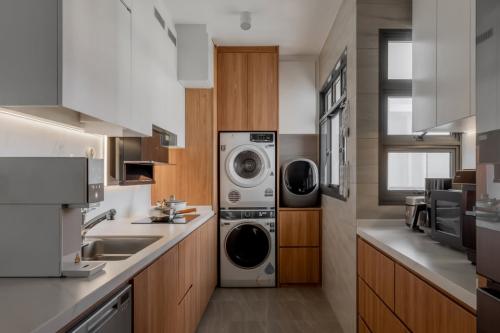 Modern Kitchen at Tampines GreenGlen (Block 662C)