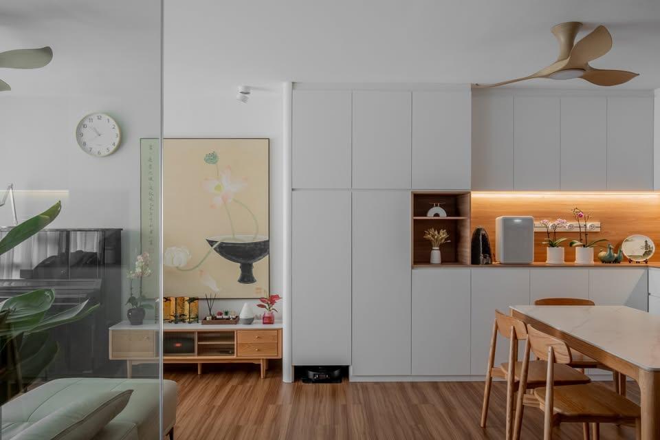Modern Dining Room with Dining Table and Dining Chairs