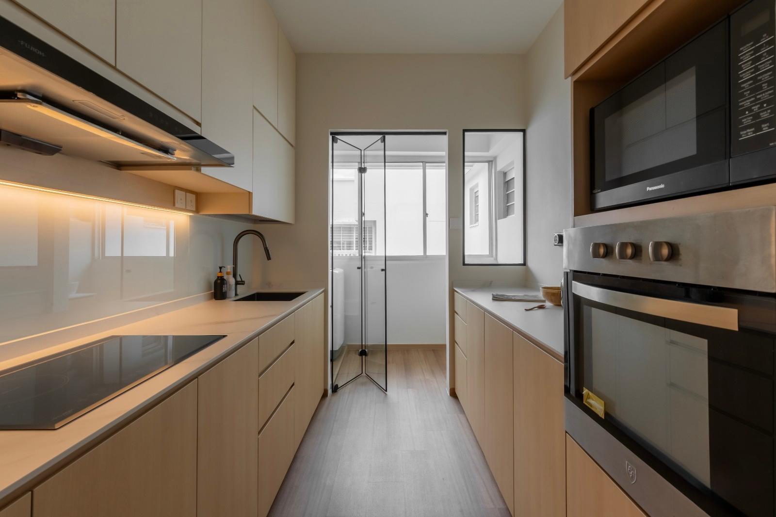 Modern Kitchen with Kitchen Backsplash and Kitchen Tap