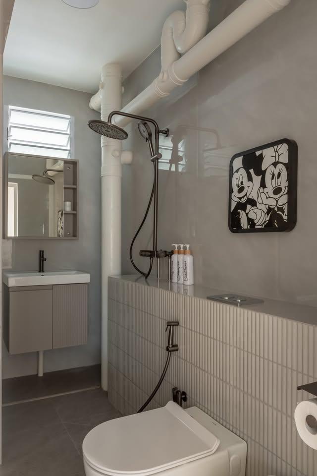 Modern Bathroom with Mirror and Rainshower