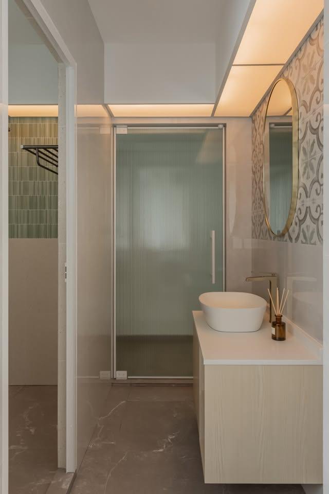 Modern Bathroom with Mirror and Bathroom Storage