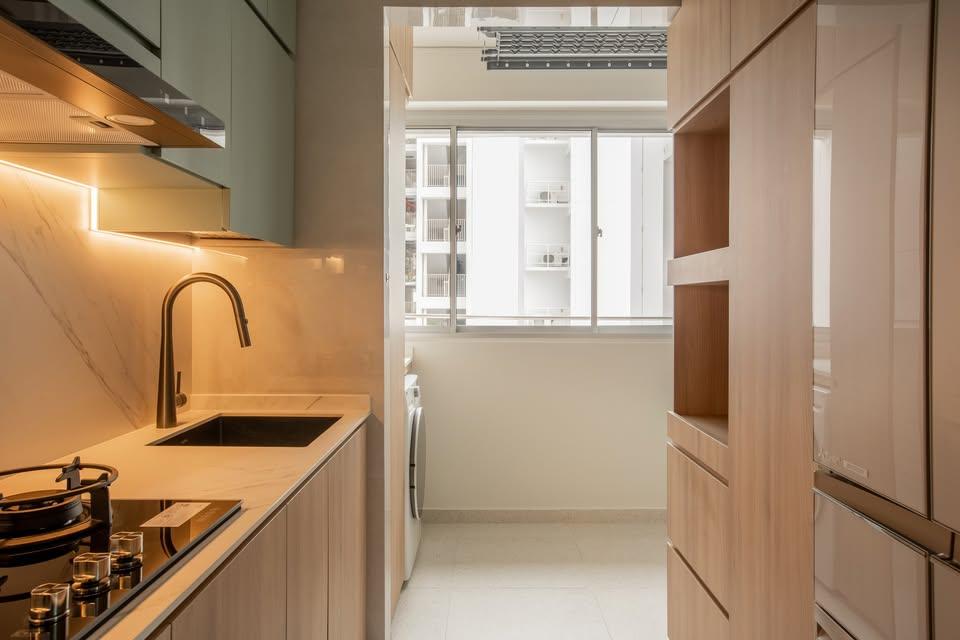 Modern Kitchen with Kitchen Tap and Kitchen Cabinets