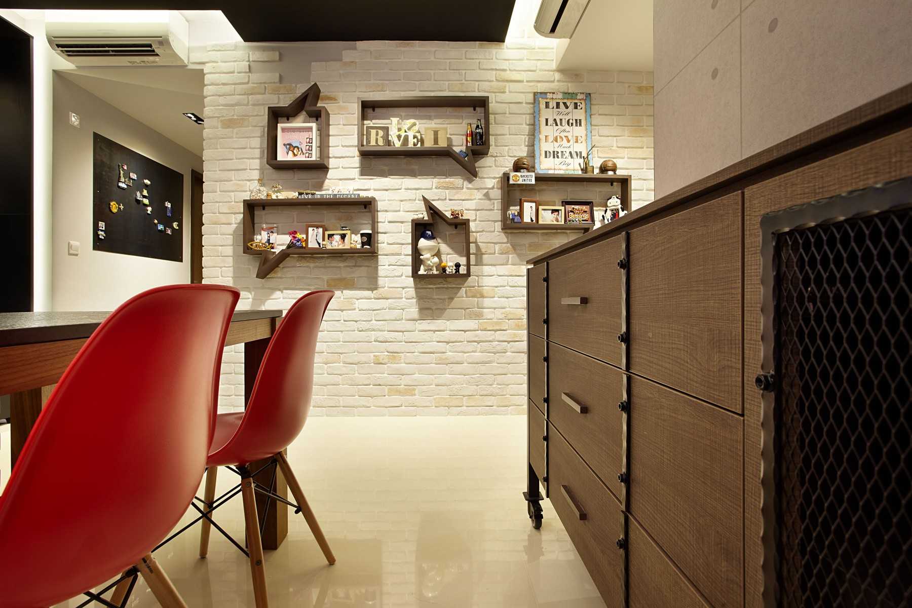 Eclectic Dining Room with Cove Lighting and Downlights