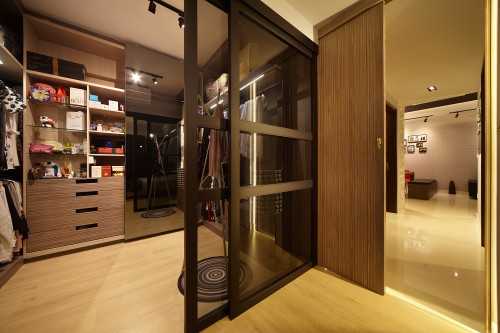 Eclectic Walk-in Wardrobe at Water Colour Pasir Ris Link