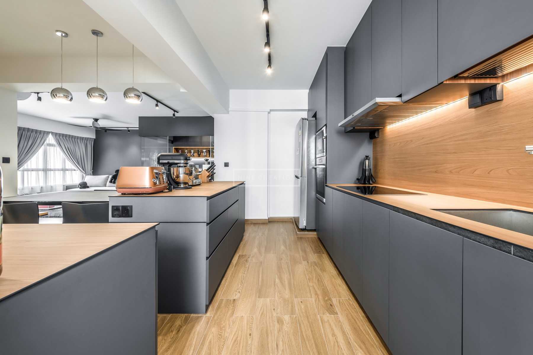 Contemporary Kitchen with Countertop and Wood Flooring