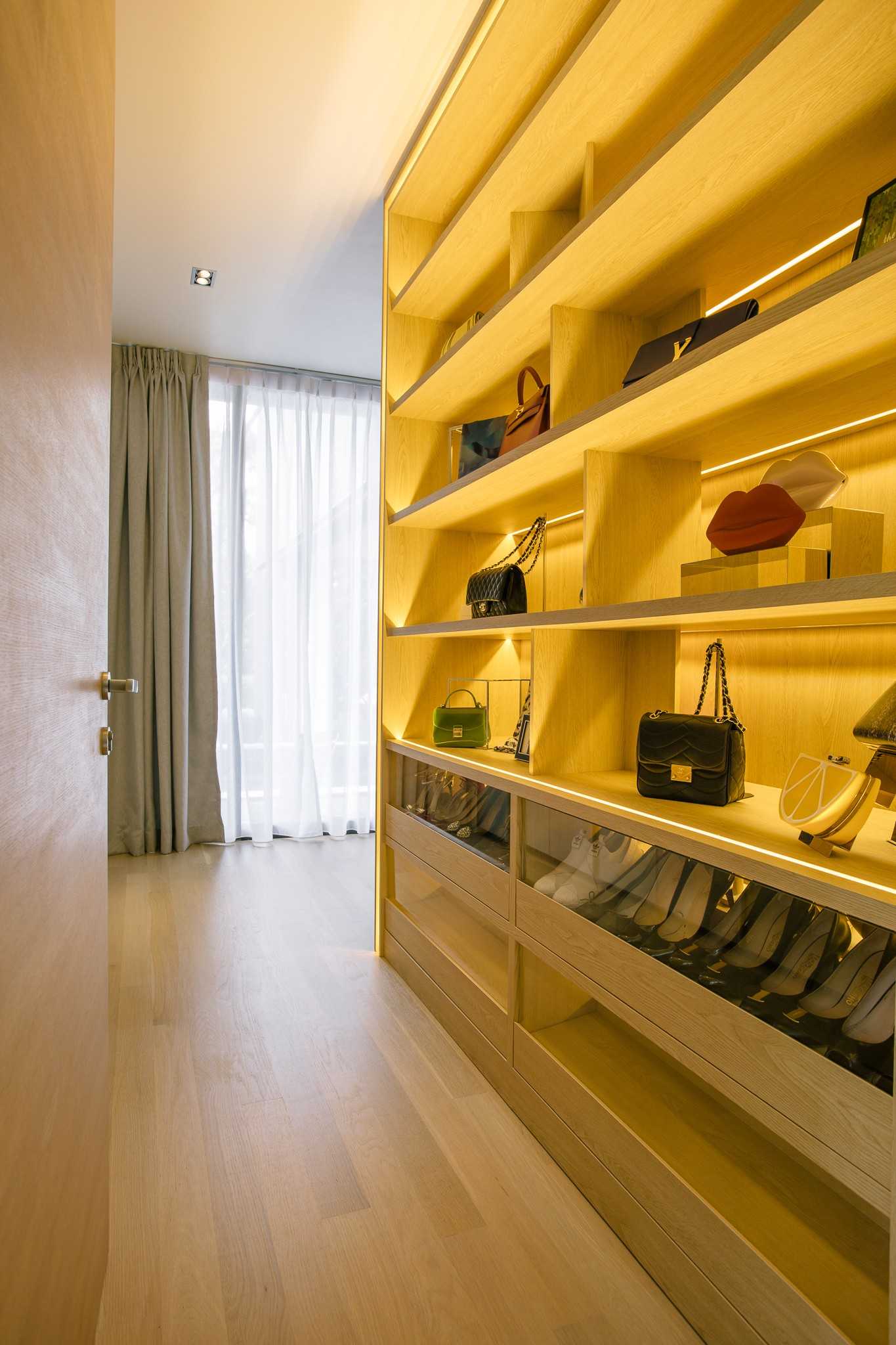 Scandinavian Walk-in Wardrobe with Mirror and Wardrobe