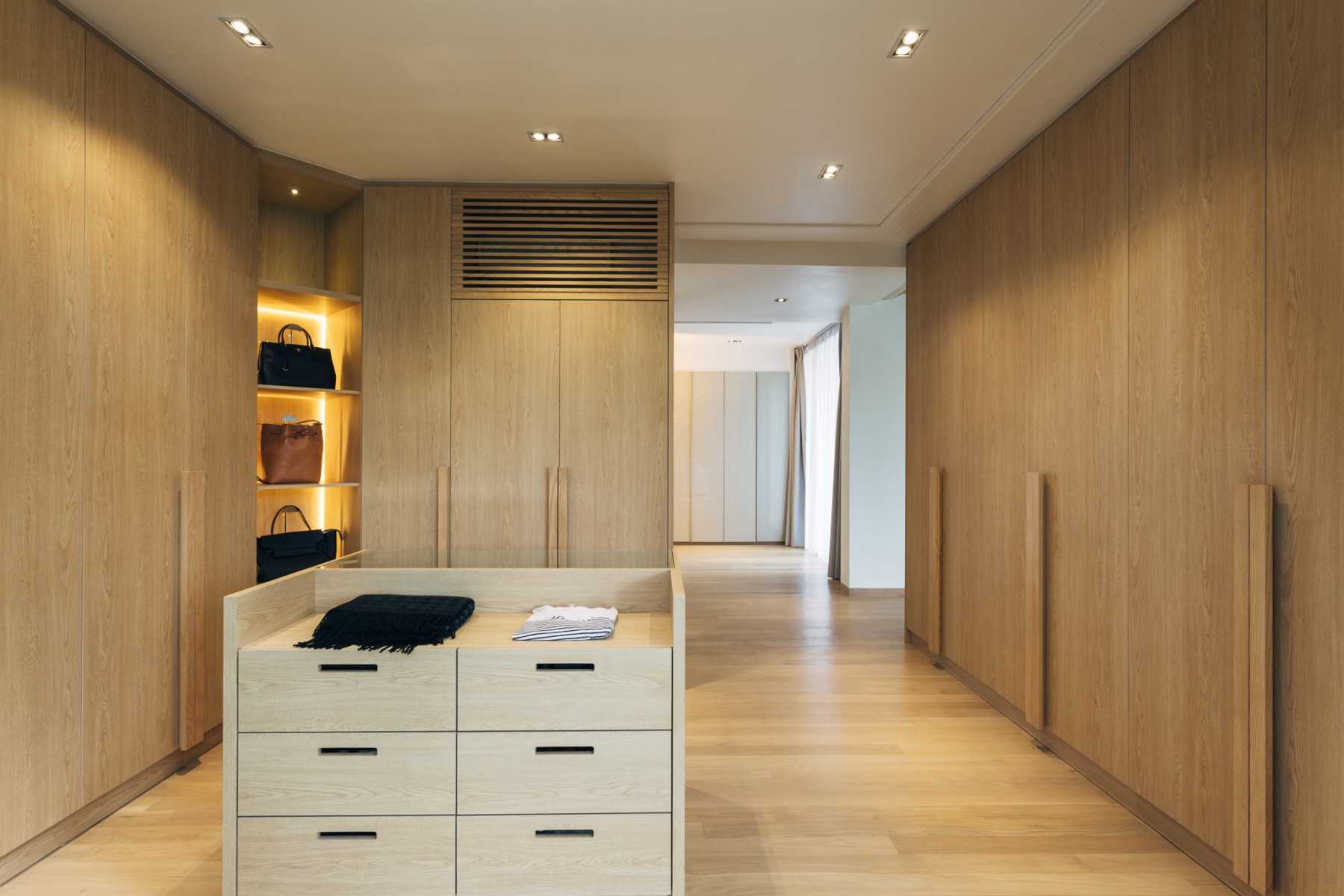 Scandinavian Walk-in Wardrobe with Mirror and Wardrobe