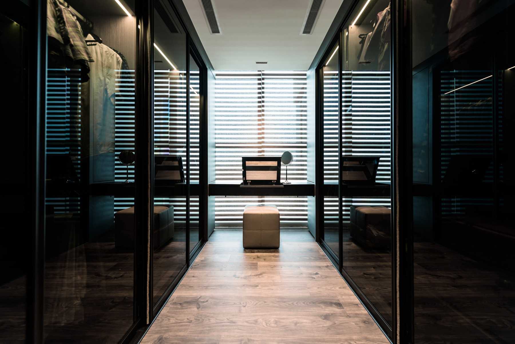 Modern Walk-in Wardrobe with Mirror and Wardrobe