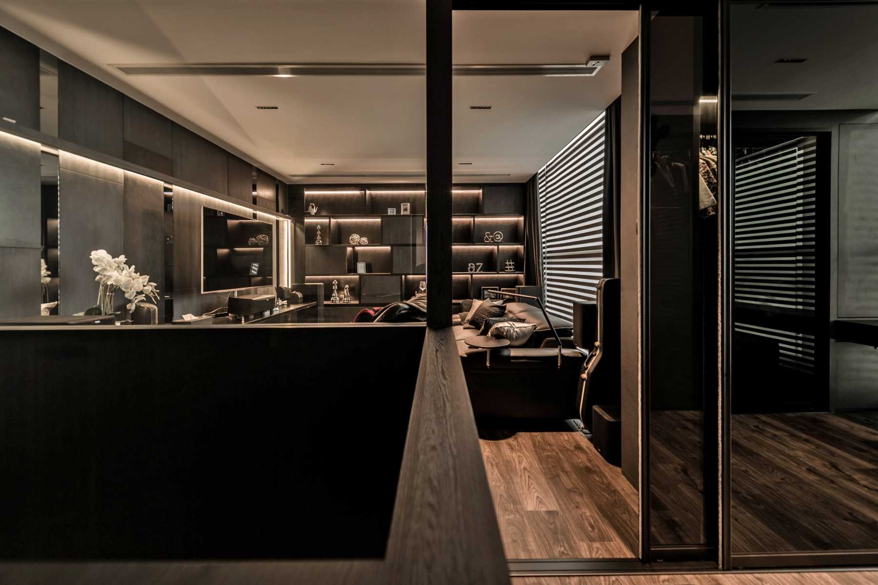Modern Walk-in Wardrobe with Mirror and Wardrobe