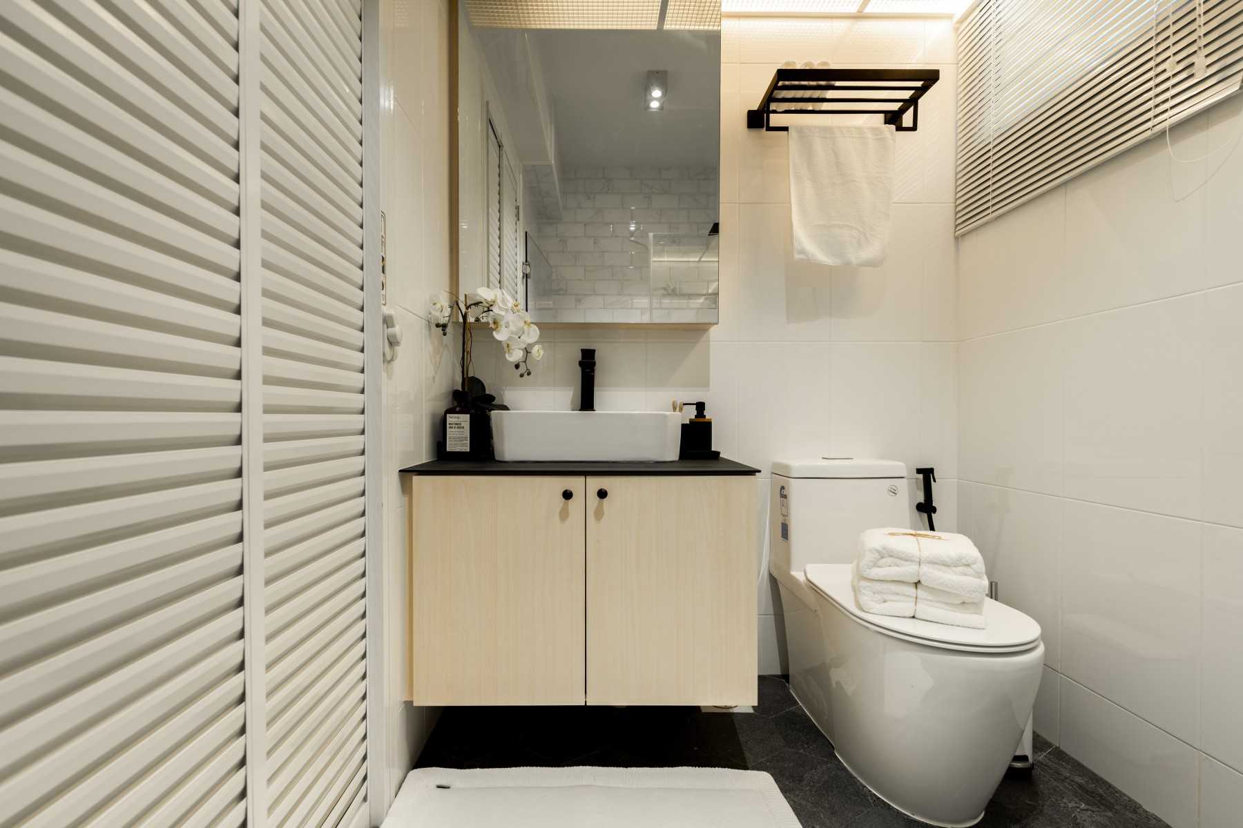Scandinavian Bathroom with Countertop and Mirror