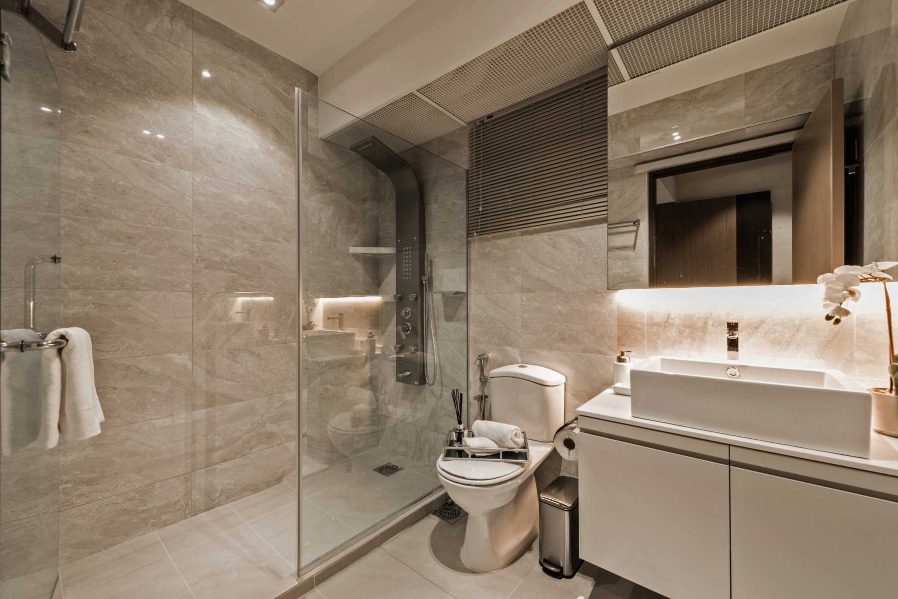 Modern Bathroom with Homogeneous Tiles and Marble Floor