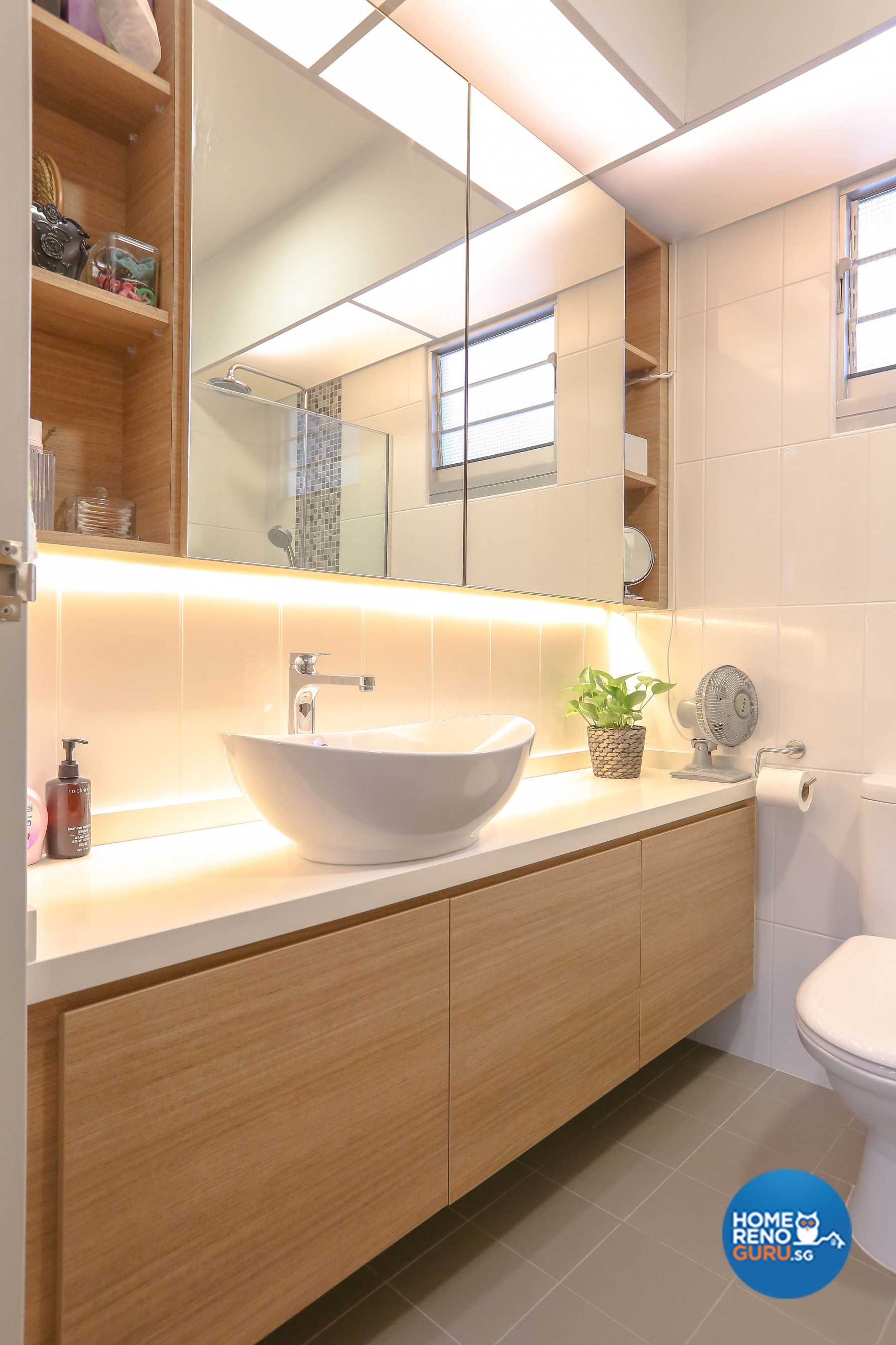 Contemporary Bathroom with Homogeneous Tiles and Mirror