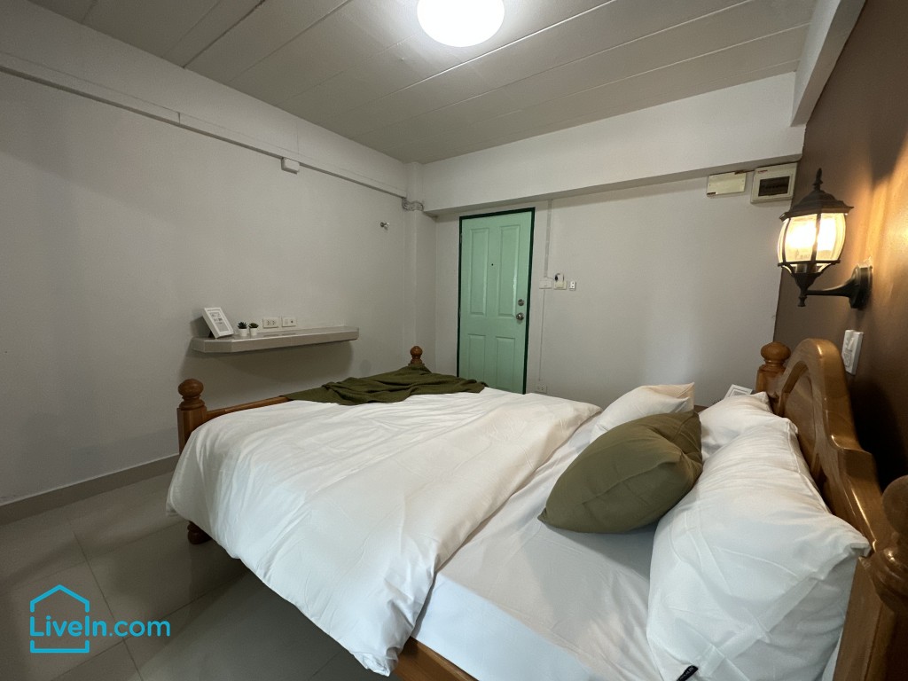 Airconditioned room with furniture BTS บางนา ให้เช่า LiveIn