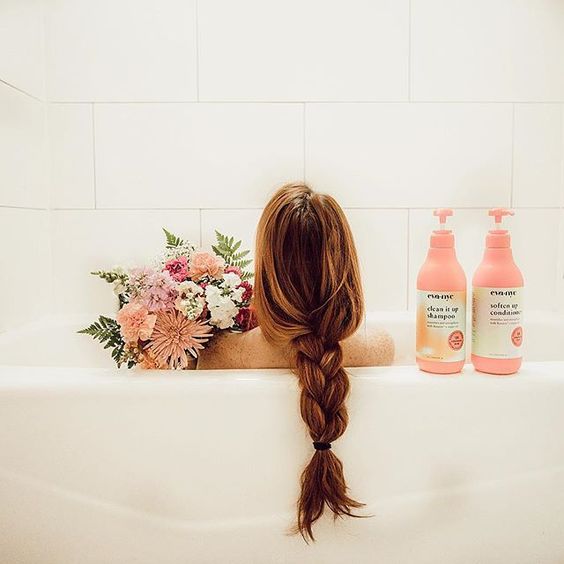 wash hair bathtub