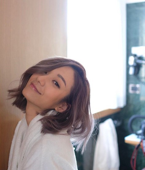 王君馨一头微曲短发加上灰褐发色,完全为她摆脱了之前长发的累赘感