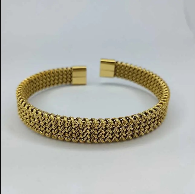 Picture of Adjustable cuff bracelet for men – Golden