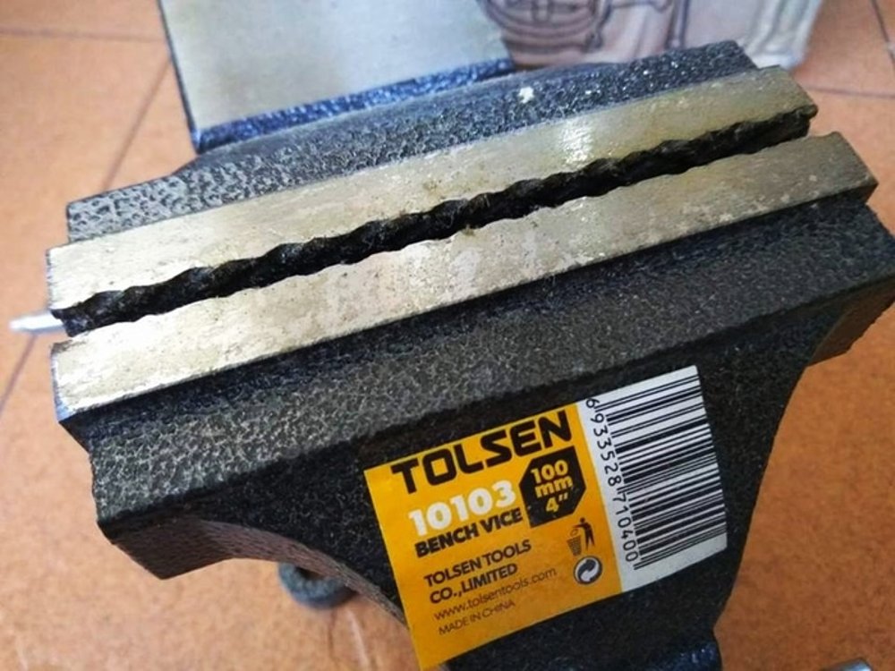 Picture of Tolsen Swivel Base Bench Vice 4 inch 100mm with anvil 10103