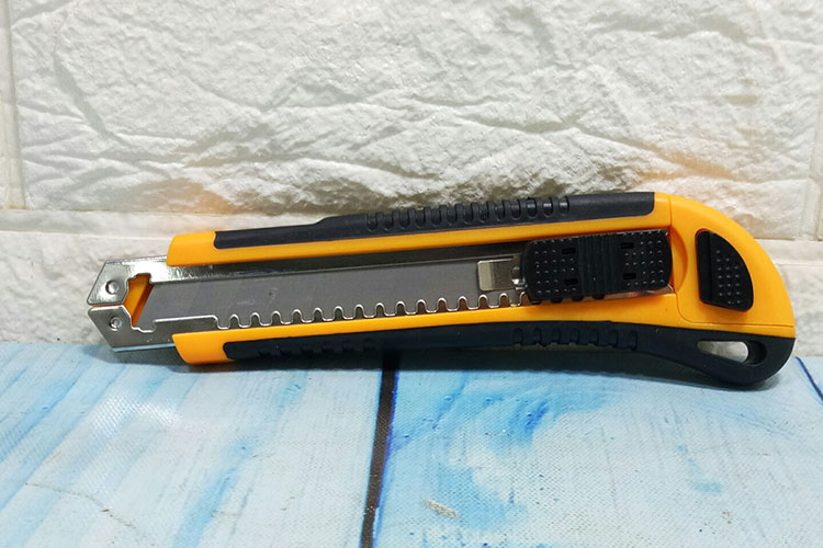 Picture of TOLSEN Snap-off Cutter  (18x100mm) with 3pcs Refill Industrial Series 30003