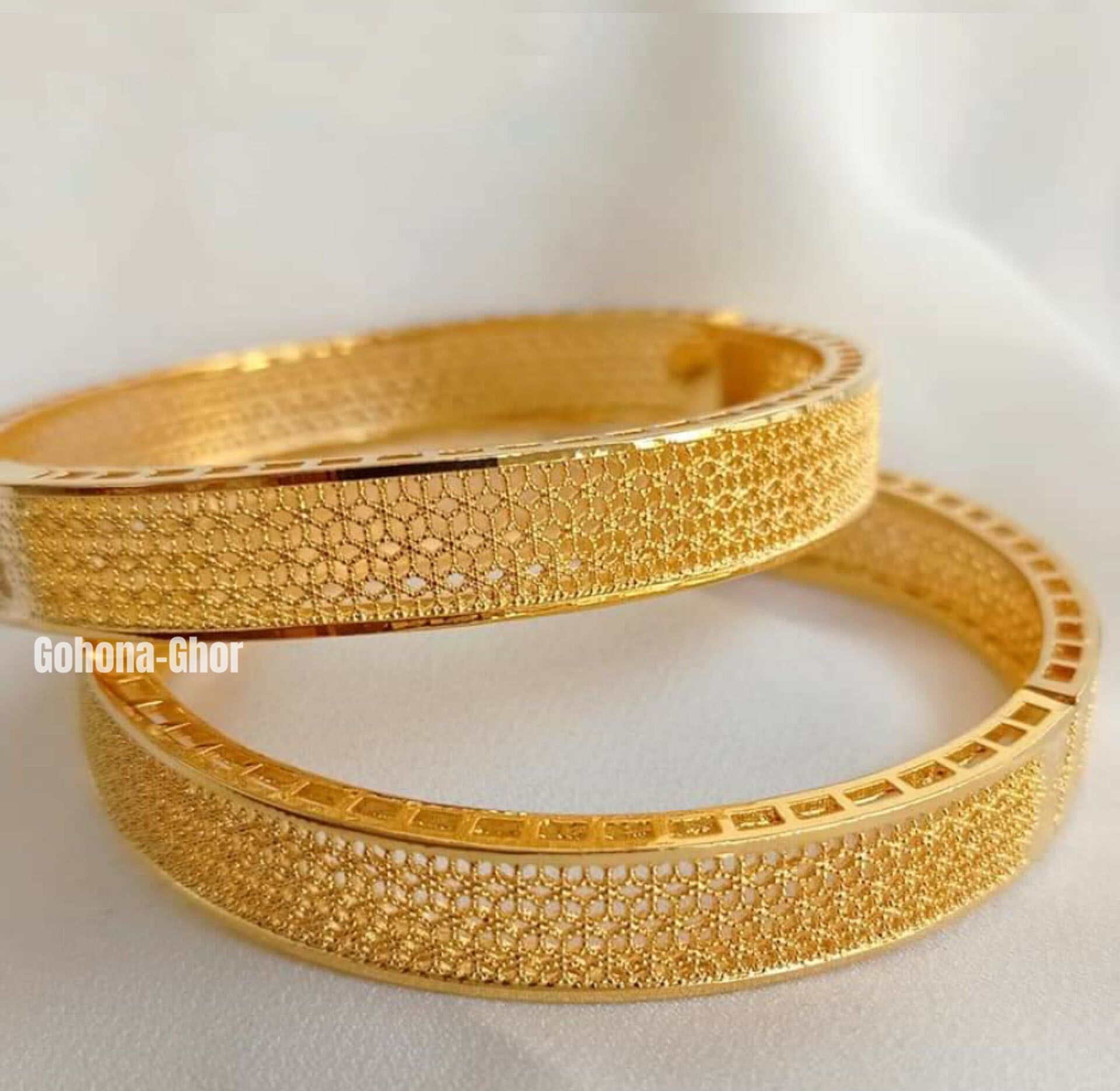 Picture of Dubai Gold Plated Premium Quality Lock System Bracelets Bangles For Women Holiday Gifts Party Wedding Bridal Jewelry