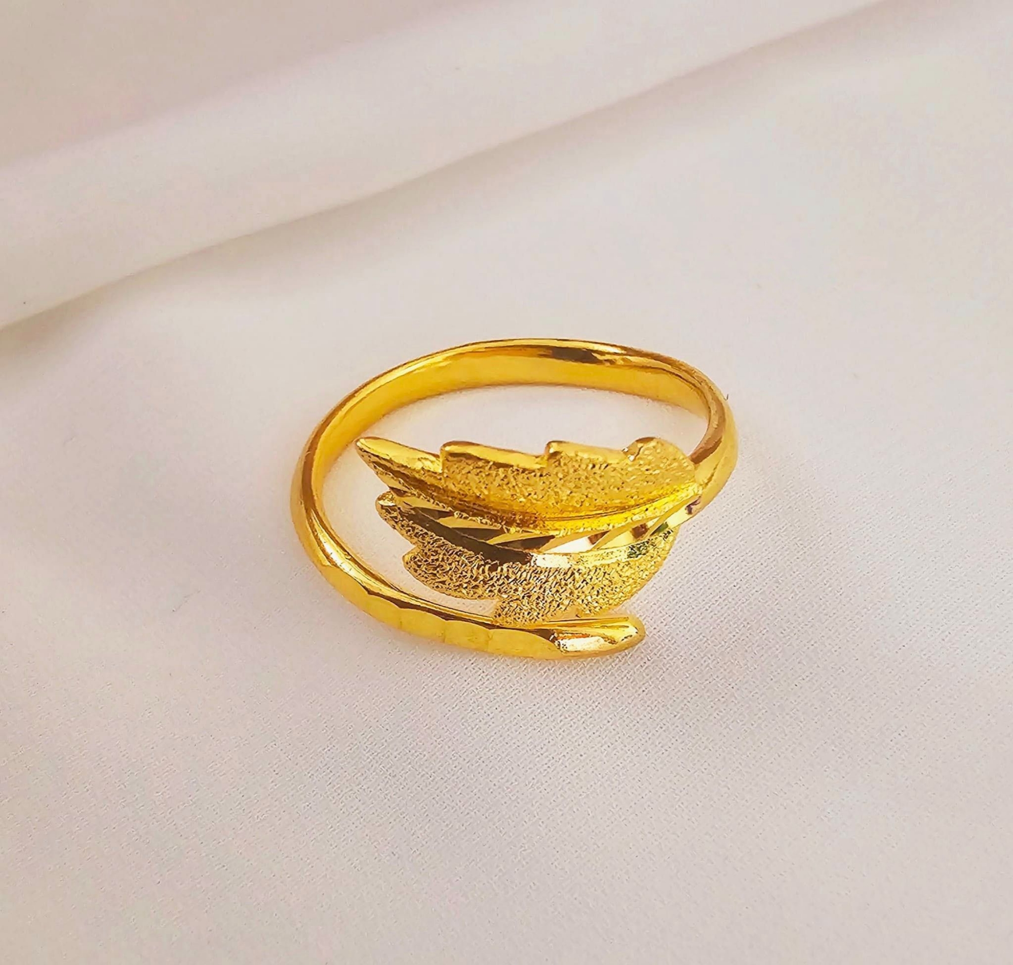 Picture of Latest Design Fashionable Brass Plated Elegant Finger Ring For Girls Jewelry Gift