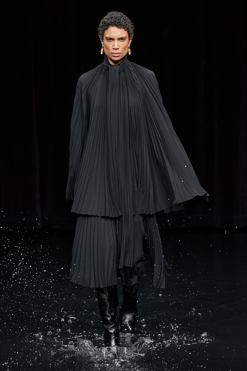 【巴黎時裝週】Balenciaga的末日時尚!Demna Gvasalia顛覆傳統的宗教造型?