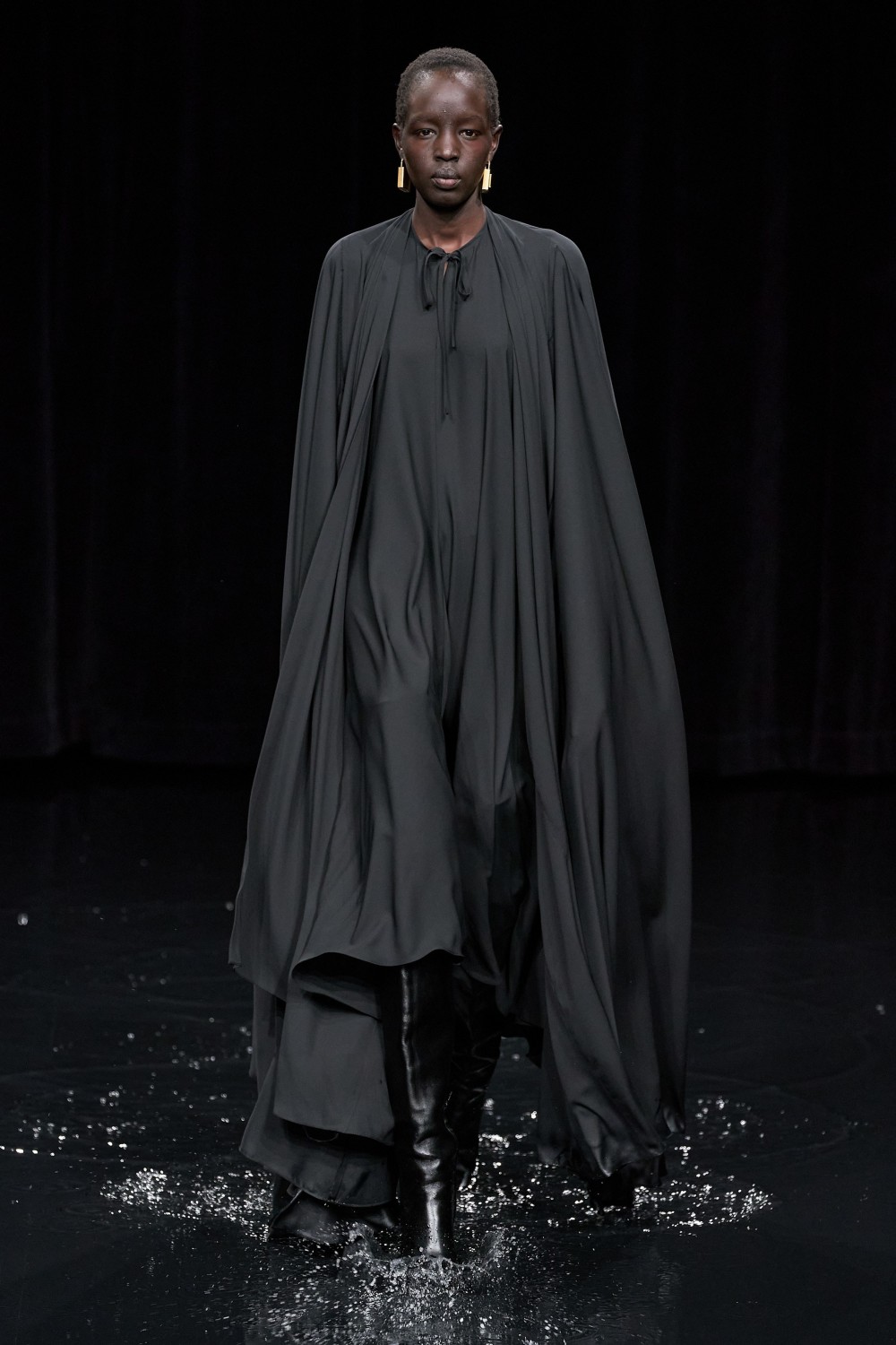 【巴黎時裝週】Balenciaga的末日時尚!Demna Gvasalia顛覆傳統的宗教造型?