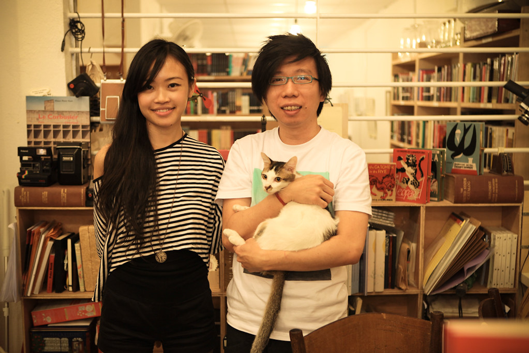 Kenny Leck và bạn gái cũ Karen Wai, đồng sáng lập BooksActually
(https://vulcanpost.com/763643/booksactually-is-this-the-end-of-a-chapter-singapore/)