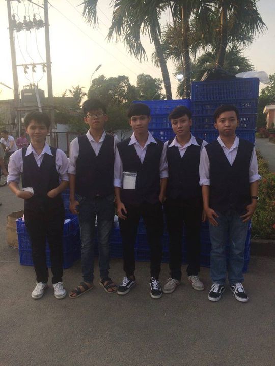Năm đứa tụi mình trước khi vào chạy tiệc (sml), mình đứng đầu tiên từ phải qua.