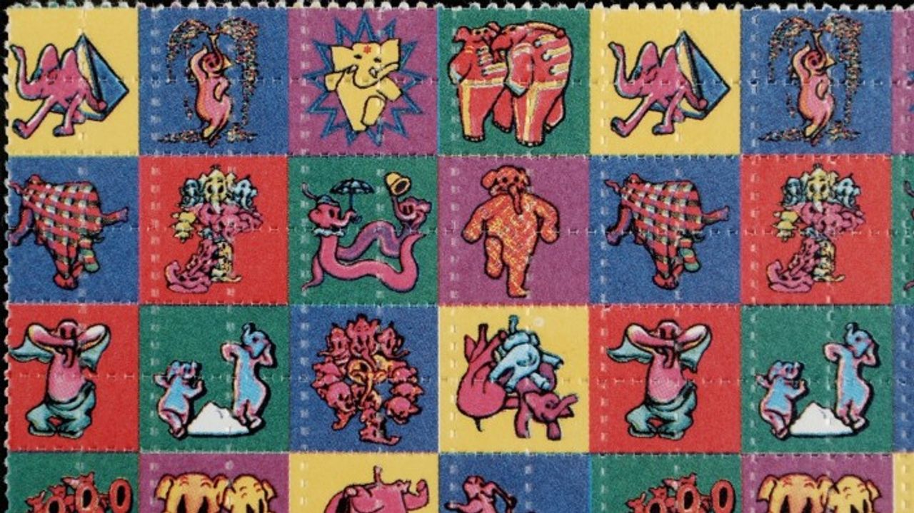 LSD thường có dạng dẹt, bé như đầu móng tay. Lí do cho điều này vì LSD không ở thể rắn mà thường ở thể lỏng, và được "chứa" trong các tờ giấy cắt nhỏ