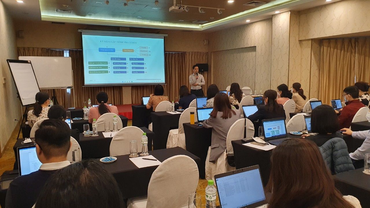 Một lớp học Excel (VBA) mà tôi là người cầm mic
