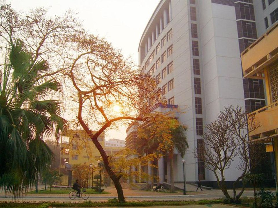 Mùa xuân và kỳ học mới trở lại bên thư viện Tạ Quang Bửu (Ảnh: Internet)