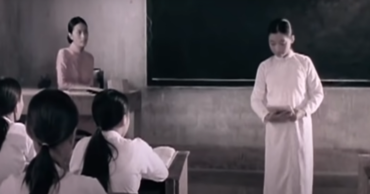Cô chị cả đang chuẩn bị đọc bài luận văn