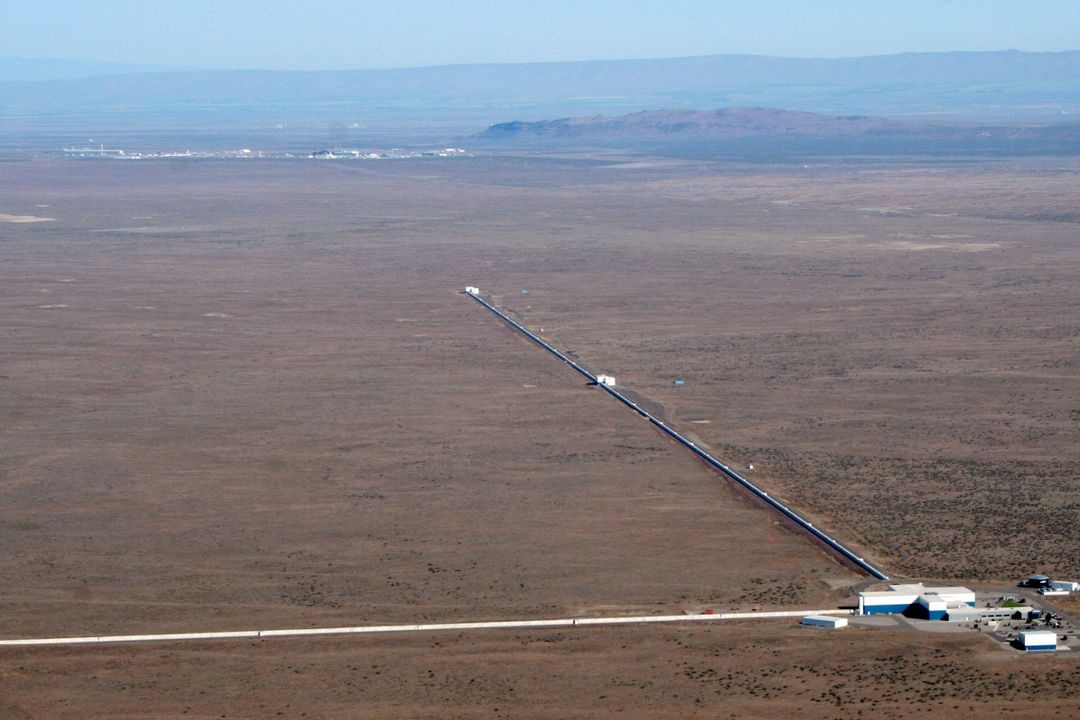 Ảnh: <a href="https://upload.wikimedia.org/wikipedia/commons/a/a6/LIGO_Hanford_aerial_05.jpg">wikipedia</a>