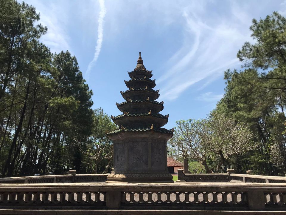 Phía sau chùa Thiên Mụ