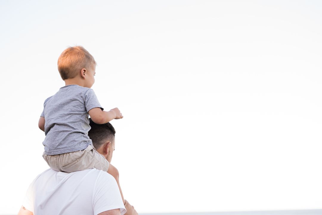 Thời đó sống sinh thời khắc khổ, quanh ai cũng như ai, gia đình này nghèo thì chục hộ khác cũng y như vậy, cái đói cái khổ làm não nề biết bao người duy chỉ có ba tôi là hồn nhiên, vui vẻ.