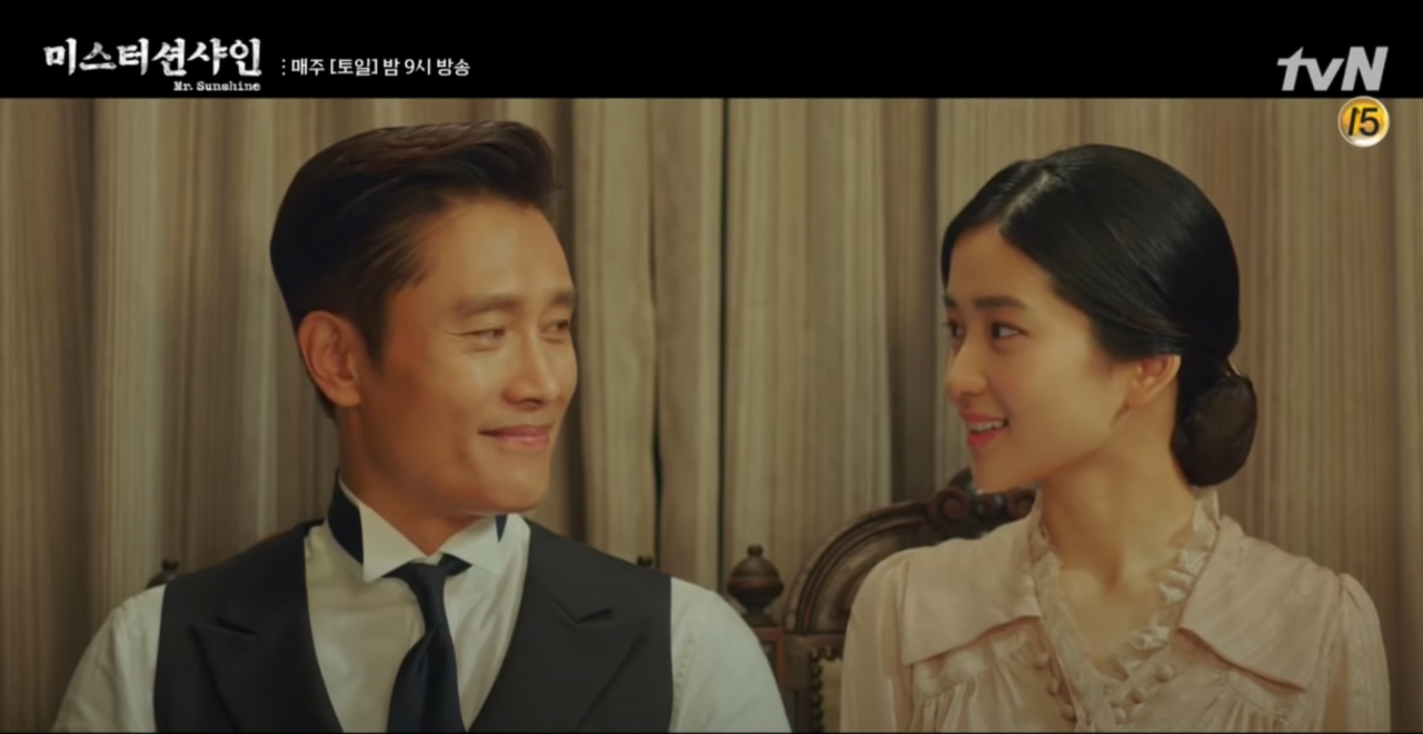 <i>Chụp hình kỷ niệm, cũng là lần đầu Ae Shin được chụp hình. Cảnh này dễ thương lắm.</i>