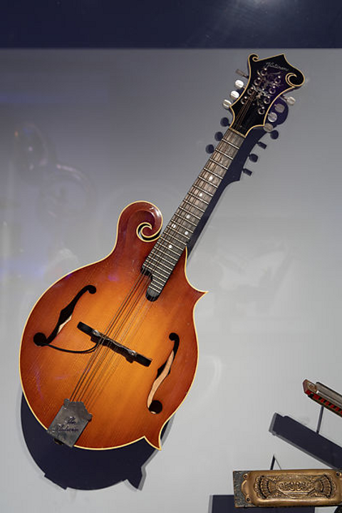 cây Mandolin của Peter Buck