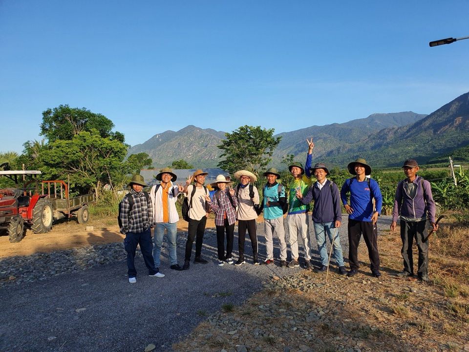 Farm mình sống ngay cạnh chân núi, chỉ cần xách ba lô lên là có ngay một chuyến leo núi cuối tuần.