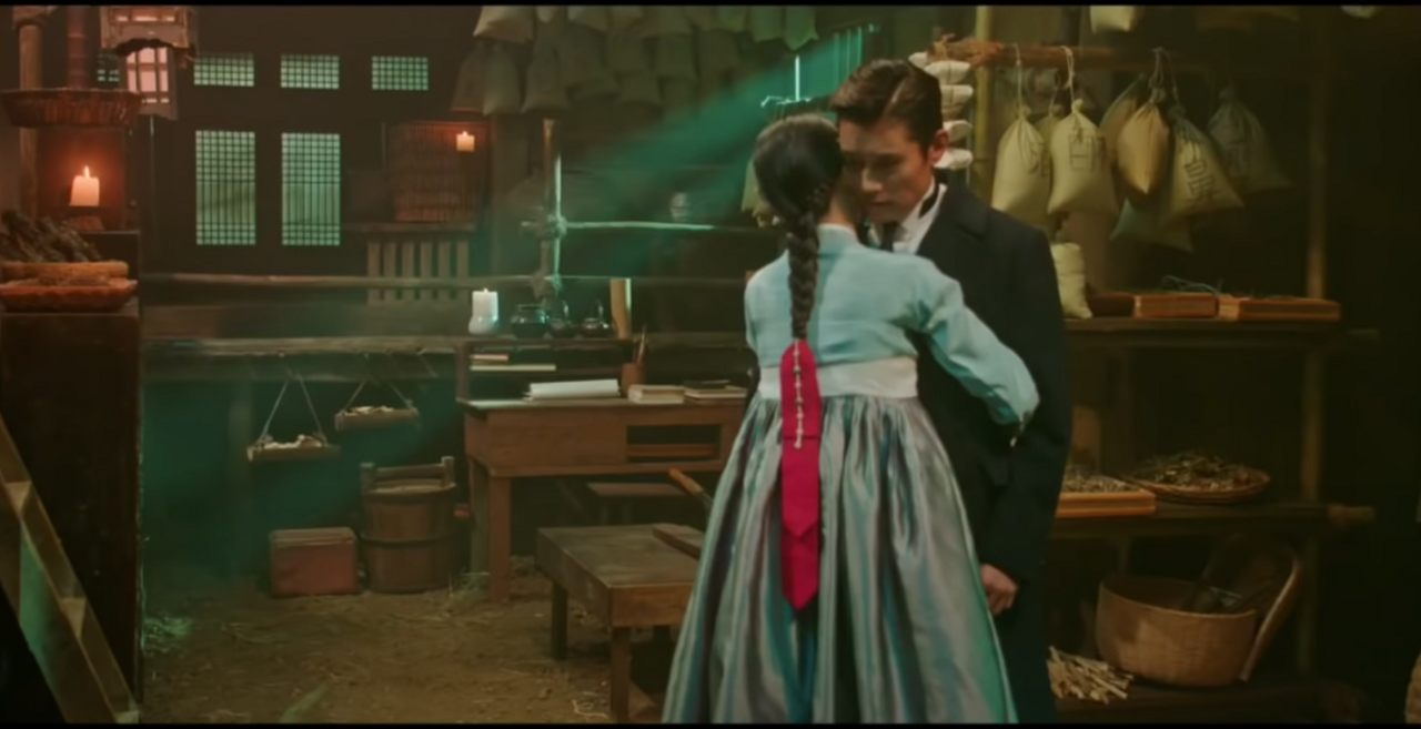 <i>“Giới thiệu, bắt tay và tiếp theo là gì nữa, việc LOVE ấy.” “Là Huge, nhưng chắc cô làm không được đâu.” “Huge là ôm. Ta đã học hết các từ bắt đầu bằng chữ H rồi. Ngài thấy đấy, ta học rất nhanh.”</i>