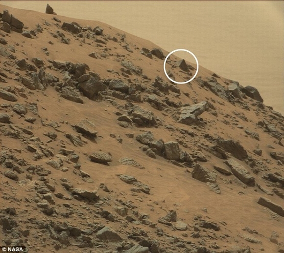 Hình ảnh được cho là đỉnh của một kim tự tháp trên sao Hỏa. Ảnh: NASA
