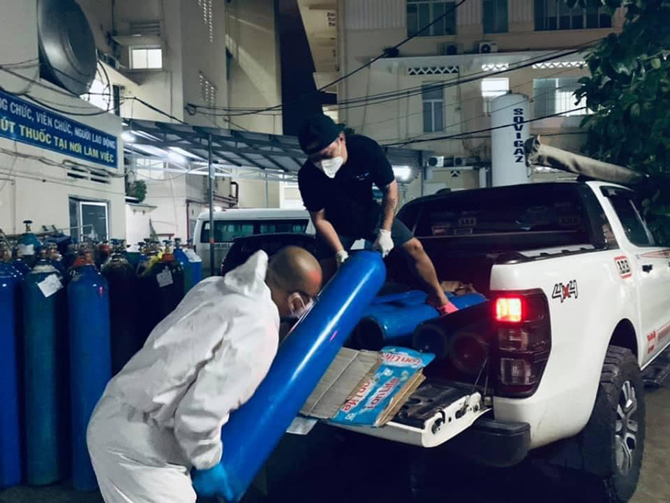Nhóm "Trao oxy - Trao sự sống" đã hoàn thành 40 bình để Bệnh viện Nam Sài Gòn đủ đêm nay bình yên
