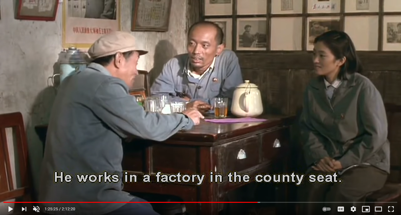 Dân với cán bộ mặc chung kiểu áo, xanh sờn, cu cũ, mà ấm tình người